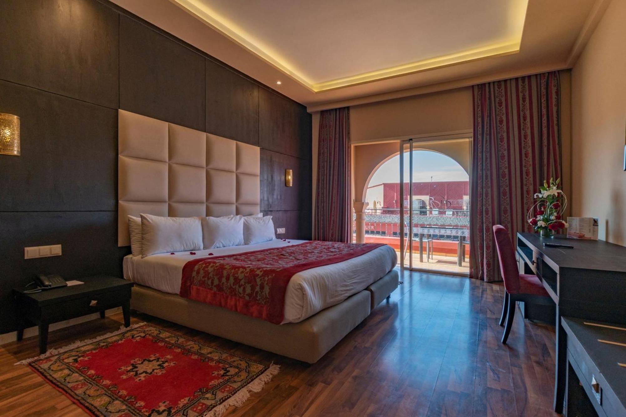 Classic Queen Suite Sofa Bed Poolside View